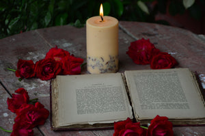Gul |  Garden of Roses Botanical Soy Pillar Candle