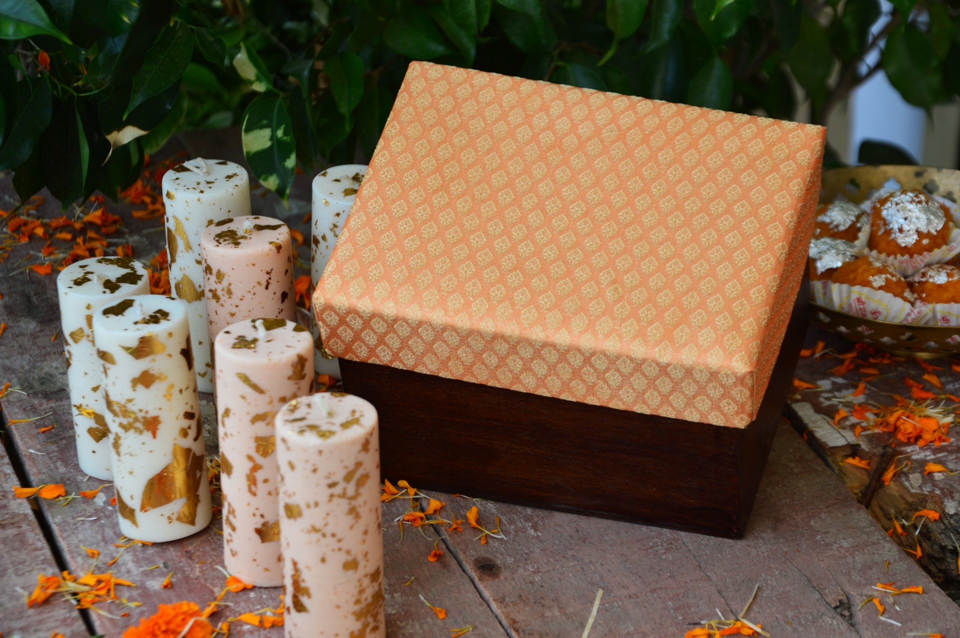 Wooden Brocade Gift Box | 8 Shimmer Pillars